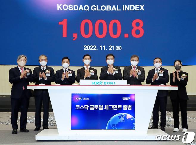 2022년 11월 21일 '코스닥 글로벌' 세그먼트 출범식에서 홍순욱 한국거래소 코스닥시장본부장(왼쪽부터)과 박순재 알테오젠 대표이사, 김장우 에코프로비엠 부사장, 장경호 코스닥협회장, 손병두 한국거래소 이사장, 김학균 한국거래소 코스닥시장위원회 위원장, 이상율 천보 대표이사, 유원정 서울반도체 상무가 기념 촬영을 하고 있다. (한국거래소 제공) 2022.11.21/뉴스1