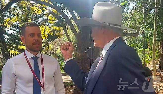 28일(현지시간) 호주의 밥 캐터 의원(80)이 브리즈번의 퀸즐랜드 주의회 건물 밖에서 기자회견을 갖던 중 채널 나인 방송의 조쉬 바바스 기자에게 주먹을 흔들며 위협하고 있다. 당시 장면을 담은 영상 갈무리. 2025.08.28 ⓒ 로이터=뉴스1 ⓒ News1 김지완 기자