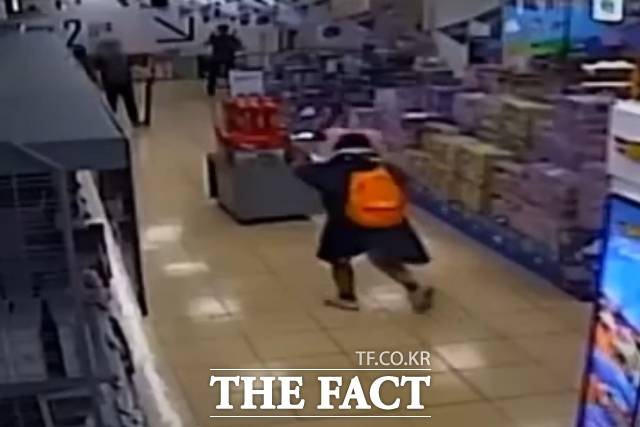 A 씨가 마트 직원을 위협하고 있는 모습. /경찰청 유튜브