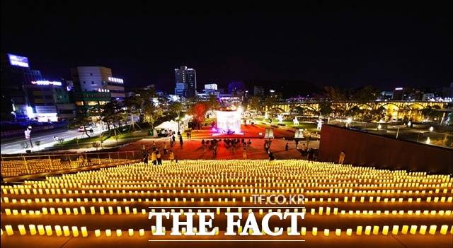 진주시가 야간관광 콘텐츠와 첨단기술을 활용한 문화유산 프로그램을 통해 '찾고 싶고 머물고 싶은 도시'로 자리매김하고 있다.사진은 '2025 대한민국 밤밤페스타 in 진주' 모습. /진주시