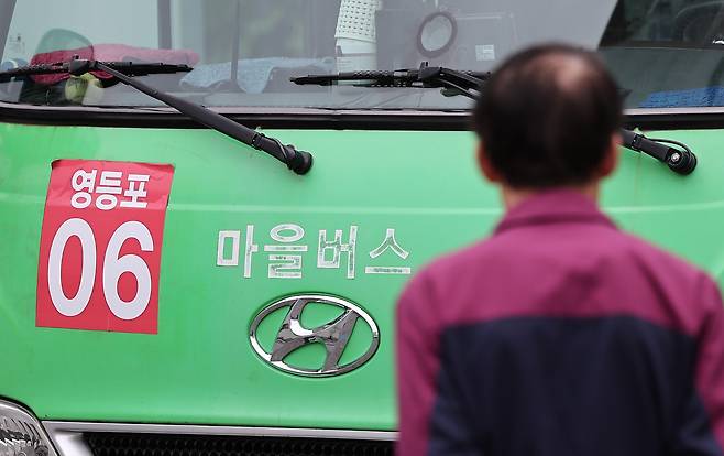 서울 시내 마을버스 차고지에 마을버스가 정차돼 있다. /뉴스1