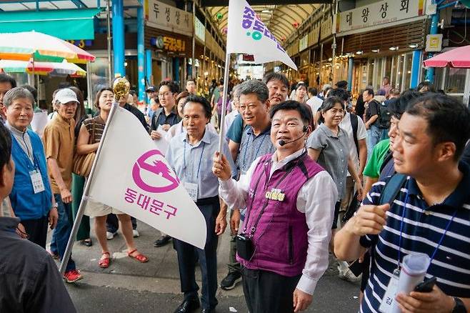 이필형 동대문구청장(가운데)이 27일 오후 청량리시장을 방문한서울시 출입기자단에게 시장 현황과 앞으로의 변화 계획을 설명하고 있다.ⓒ동대문구 제공