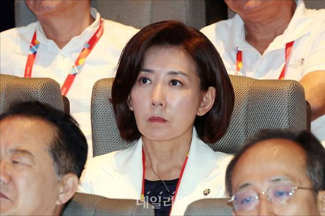 나경원 국민의힘 의원이 28일 오후 인천 중구 인천국제공항공사 항공교육원에서 열린 2025 국민의힘 국회의원 연찬회에서 특강을 듣고 있다. ⓒ데일리안 홍금표 기자