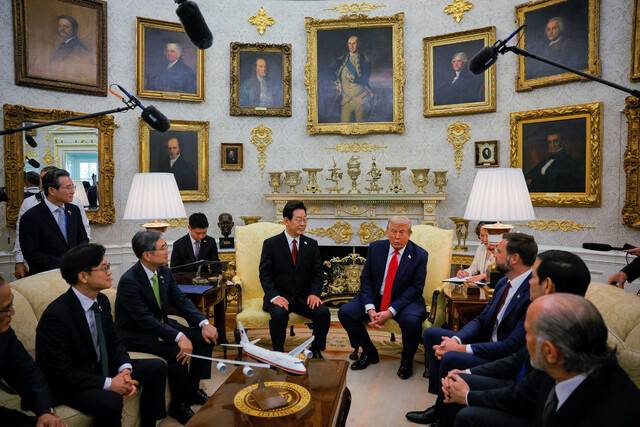 25일(현지시각) 미국 백악관에서 이재명 대통령과 트럼프 미국 대통령의 정상회담이 열리고 있다. 맨 오른쪽 아래가 하워드 러트닉 미국 상무장관. 워싱턴/로이터 연합뉴스