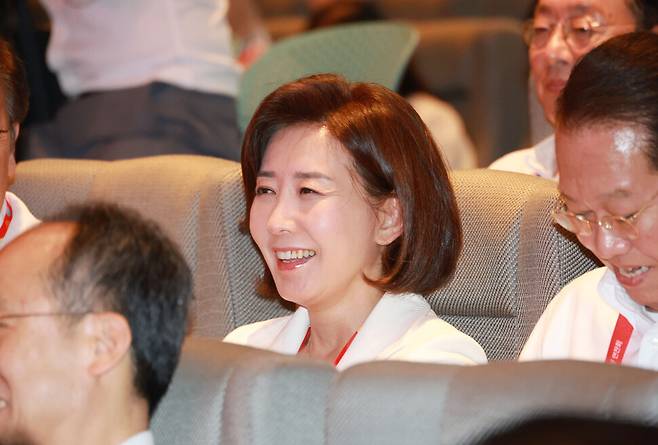 나경원 국민의힘 의원이 28일 오후 인천 중구 인천국제공항공사 항공교육원에서 열린 2025 국민의힘 국회의원 연찬회에서 국회 법제사법위원회 야당 간사 발탁 소식을 들으며 웃고 있다. 김혜윤 기자 unique@hani.co.kr