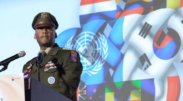 제이비어 브런슨 주한미군사령관 겸 유엔군사령관이 7월 27일 일산킨텍스에서 열린 2025년 유엔군 참전의 날 기념식에서 인사말을 하고 있다. 뉴스1