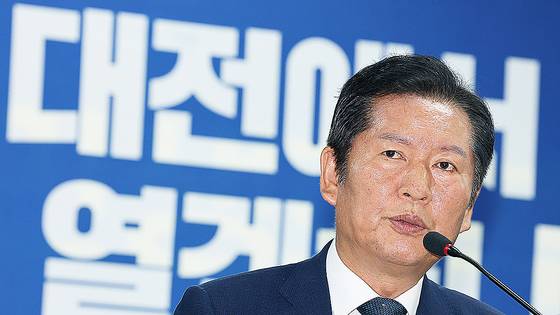 정청래 더불어민주당 대표가 27일 대전 중구 더불어민주당 대전시당에서 열린 제152차 현장 최고위원회의에 참석해 모두발언을 하고 있다. 뉴스1