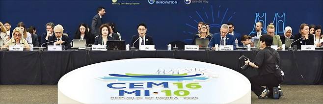 파티 비롤 국제에너지기구(IEA) 사무총장(왼쪽 두 번째)과 이호현 산업통상자원부 2차관(네 번째) 등이 27일 부산 해운대구 벡스코에서 열린 ‘제16차 청정에너지 장관회의(CEM) 겸 제10차 미션이노베이션(MI) 장관회의’에 참석했다. 부산에서는 지난 25일부터 기후혁신 협의체인 CEM·MI와 기후산업국제박람회, 아시아태평양경제협력체(APEC) 에너지장관회의 등이 연이어 열리는 ‘에너지슈퍼위크’가 진행되고 있다. /산업통상자원부 제공