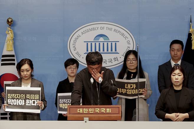 지난 2023년 3월 27일 국회 소통관에서 열린 ‘검정고무신 고 이우영 작가 사건 대책위원회 기자회견’에서 공동제작자인 이 작가의 동생 이우진 작가가 발언 중 눈물을 흘리고 있다. 문재원 기자