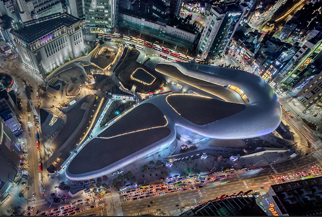 A view of Dongdaemun Design Plaza (Courtesy of Shin Kyung-sub, Seoul Design Foundation)