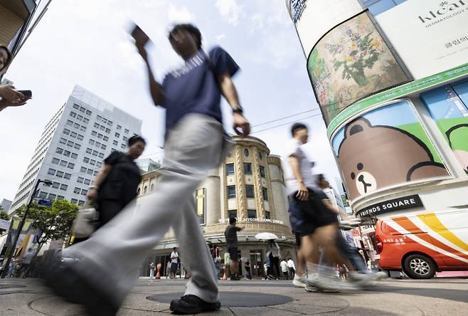 한국은행은 28일 수정 경제전망에서 올해 경제성장률 전망치를 0.9%로 제시했다. 사진은 서울 명동거리에서 시민들이 쇼핑을 하고 거리를 지나고 있다. /사진=뉴시스