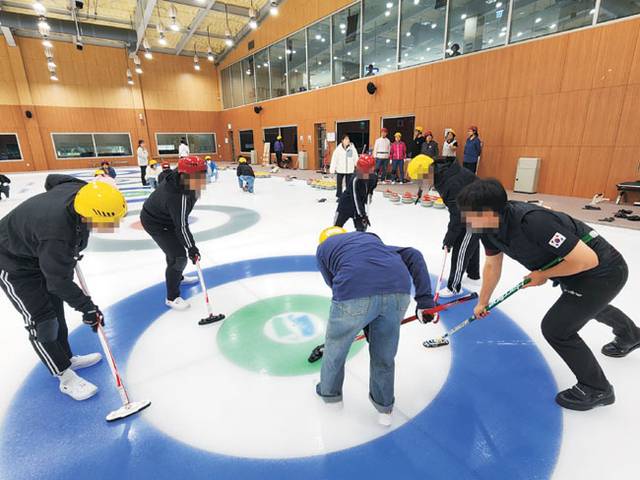 초록우산과 신한라이프가 함께하는 인재양성사업 ‘신한라이프 재능클래스’에 참여한 삼성소리샘복지관 청소년들이 지난 6월 7일 경기 의정부컬링경기장에서 컬링 수업을 듣고 있다. 초록우산 제공