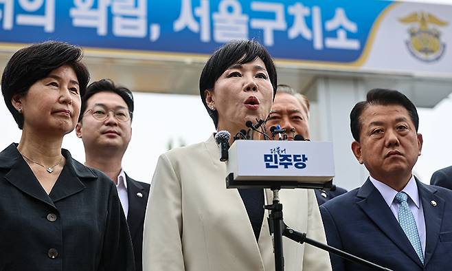 더불어민주당 3대 특검 종합대응 특별위원회 소속 의원들이 윤석열 전 대통령 체포영장 집행 당시의 영상기록을 확인하기 위해 지난 11일 경기 의왕 서울구치소를 방문해 입장을 밝히고 있다. 뉴스1