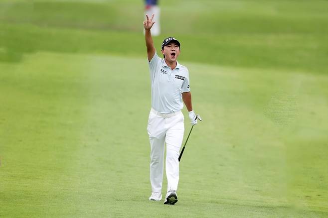 올해 한국프로골프(KPGA) 투어에서 유일하게 다승(2승)을 기록 중인 옥태훈이 지난 6월 KPGA 선수권대회 마지막 날 3번 홀에서 샷 이글을 기록한 뒤 손가락으로 ‘3’을 표시하며 환호하고 있다. KPGA 제공