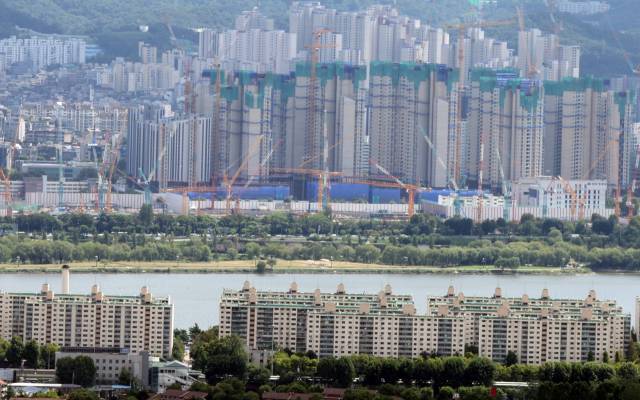 서울 남산에서 바라본 한강변 아파트 단지. 연합뉴스