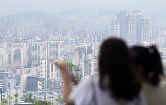 서울 시내에서 바라 본 아파트 단지의 모습. 뉴스1