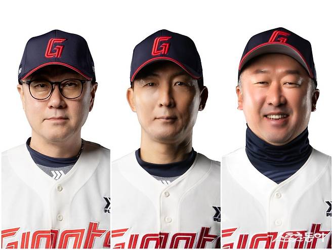 김태형 롯데 감독이 1군 코칭스태프를 대거 교체하며 분위기 쇄신에 나섰다. 28일 사직 KT전을 앞두고 콜업된 김상진, 김현욱 투수코치와 이병규 타격코치(왼쪽부터)가 1군 핵심 코칭스태프로 활약할 전망이다. 사진제공|롯데 자이언츠