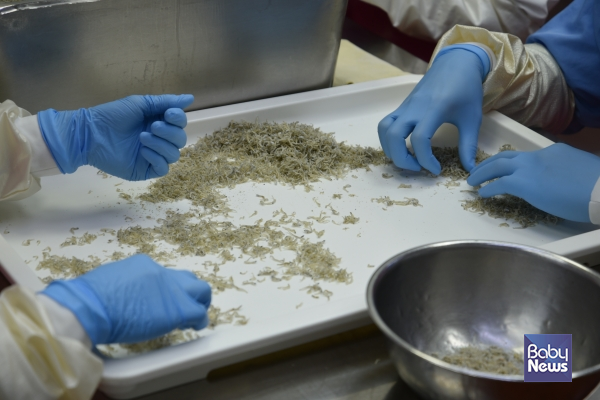 베베쿡 이유식 공장에서 정성스럽게 이유식 재료를 준비하고 있는 모습. ⓒ베베쿡