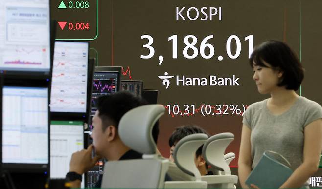 29일 서울 중구 하나은행 딜링룸 현황판에 코스피 지수 등이 표시되고 있다. (사진=연합뉴스)