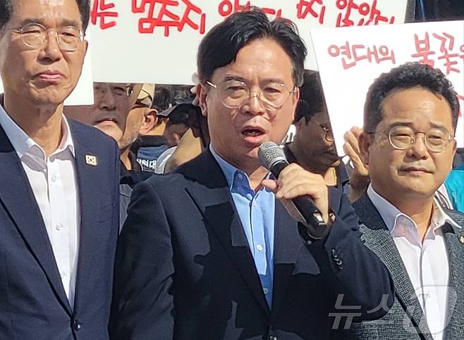 김영훈 고용노동부장관이 29일 경북 구미 한국옵티칼하이테크 공장을 방문해 600일 고공농성을 끝낸 박정혜 금속노조 한국옵티칼하이테크지회 수석부지회장을 면담 후 발언하고 있다. 2025.8.29/뉴스1 ⓒ News1 정우용 기자
