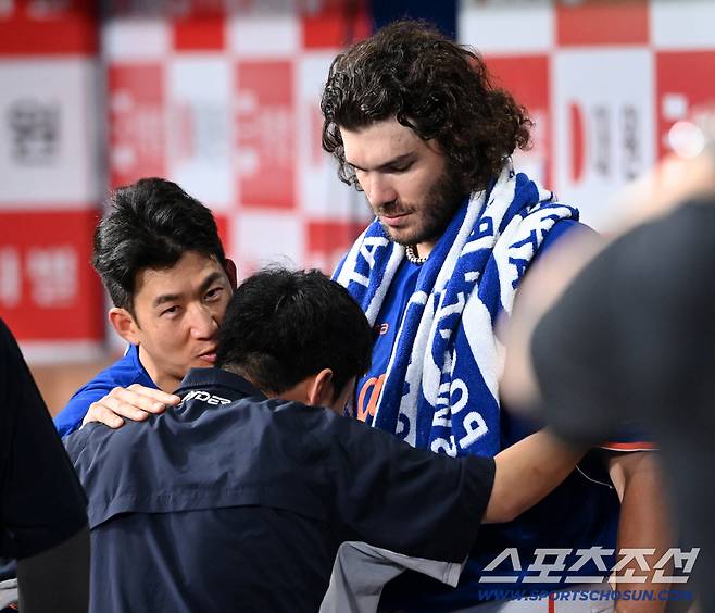 28일 고척스카이돔에서 열린 한화와 키움의 경기, 5회말 투구를 마친 한화 폰세가 최재훈과 이야기를 하고 있다. 고척=허상욱 기자wook@sportschosun.com/2025.08.28/