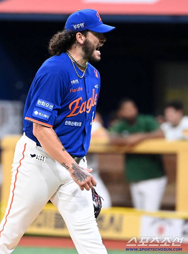 28일 고척스카이돔에서 열린 한화와 키움의 경기, 4회말 한화 폰세가 키움 전태현을 삼진처리하며 이닝을 끝낸 후 발걸음을 옮기고 있다. 고척=허상욱 기자wook@sportschosun.com/2025.08.28/