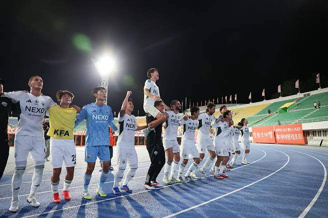 강릉 하이원아레나/ 2025 하나은행 코리아컵/준결승 2차전/ 강원FC vs 전북현대/ 경기 종료/전붓련대 승리/결승진출/단체 오오렐레// 환호/ 사진 홍석균