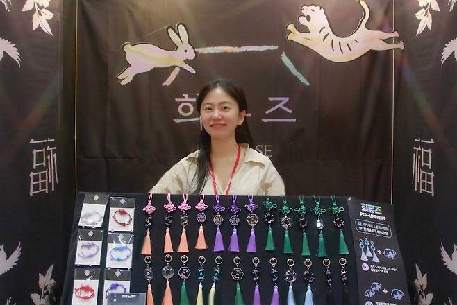 최년희 씨는 케데헌을 알게 된 계기가 "호랑이 자개 노리개 제품 판매가 갑자기 폭증했기 때문"이라고 설명했다