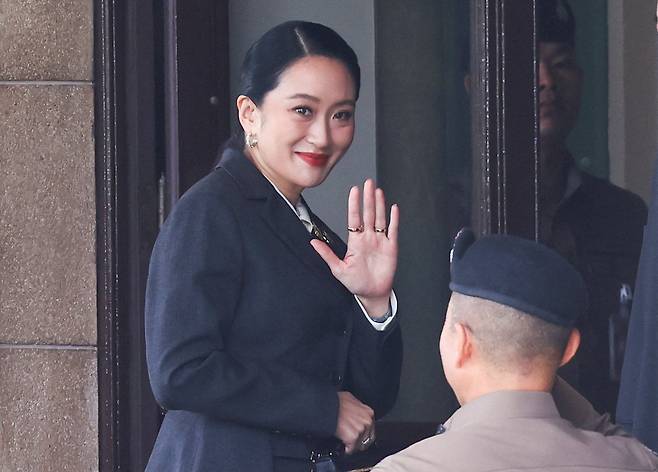 패통탄 친나왓 전 태국 총리가 본인의 해임 결정을 앞둔 29일 태국 방콕 정부 청사에 들어서고 있다. /로이터 연합뉴스