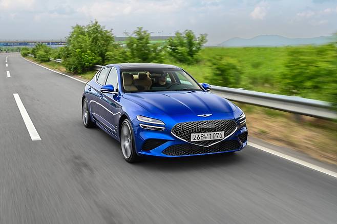 제네시스 브랜드의 중형 세단 G70. 제네시스는 지난 2017년 G70을 출시한 후 2020년 부분변경만 거쳤고, 아직 2세대 모델을 출시하지 않았다. /현대차 제공