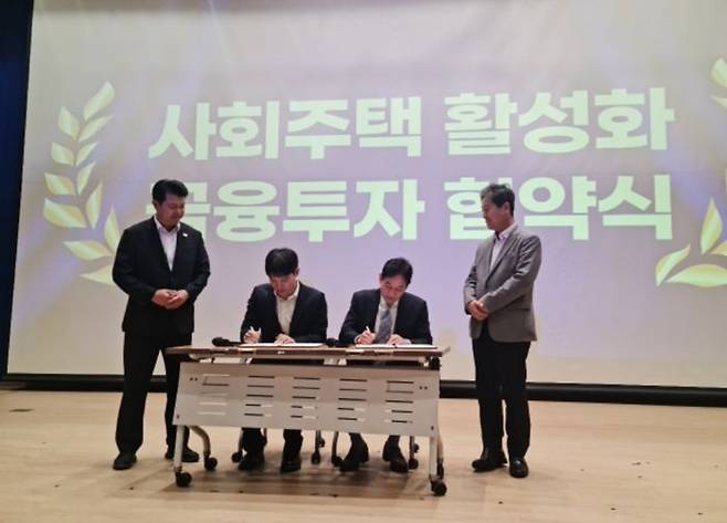 서홍민 엠투엔그룹 회장(오른쪽 두번째)이 ‘기본 사회를 위한 사회연대경제 입법 한마당 및 더불어민주당 입법 추진단 발족식’에서 서명 행사를 진행하고 있다.ⓒ메이슨캐피탈