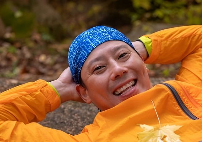 50대부터 골밀도가 낮아지기 시작하므로, 뼈를 튼튼하게 유지하려면 식습관과 생활습관 관리가 필요하다. 전문가 10인이 추천하는 영양소 섭취와 운동, 햇빛, 충분한 수면이 건강한 뼈를 만드는 핵심이다. (사진=게티이미지)