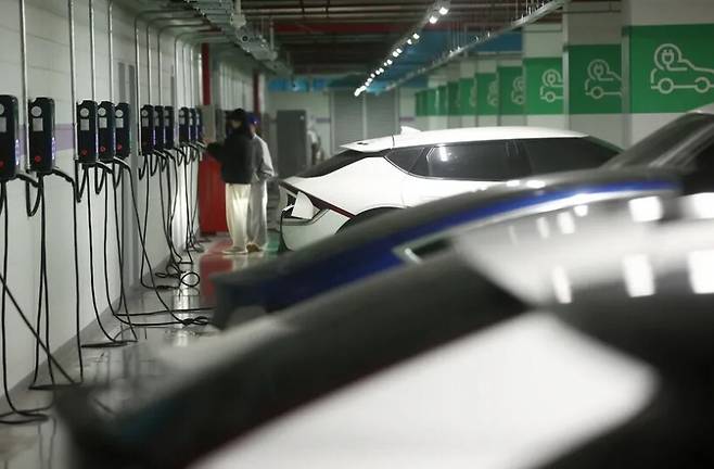 서울 강남구의 한 전기차 주차장에서 차량들이 충전을 하고 있다. 연합뉴스