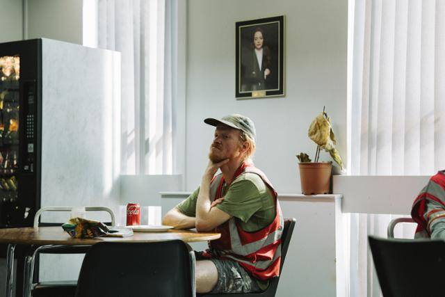 '부고니아'의 테디는 외계인 침공 음모론을 믿는 인물이다. 그는 외계인이라 확신하는 여성 미셸을 납치해 인류 멸망을 막으려 한다. 포커스 피쳐스/프레먼틀, CJ ENM 제공