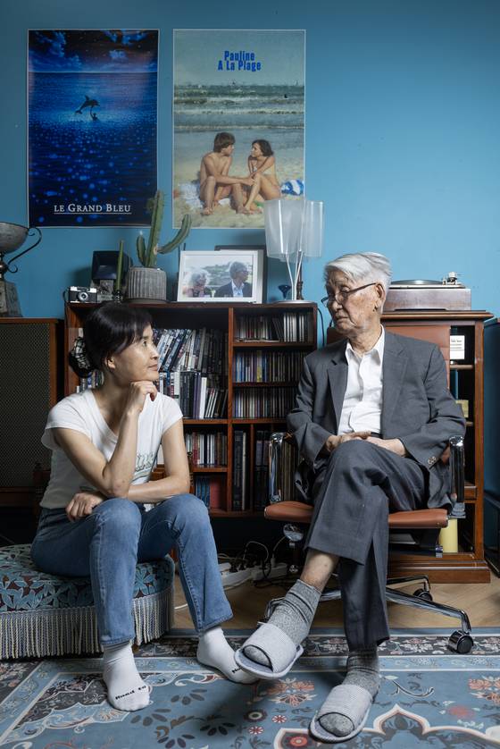 김우창(오른쪽) 고려대 명예교수와 그의 철학을 담은 영화 ‘기이한 생각의 바다에서’를 21년 만에 완성한 최정단 감독. 김정훈 기자