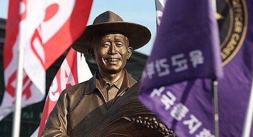 동대구역에 설치된 박정희 동상. 연합뉴스