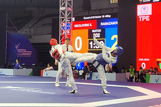 2017 국제대학스포츠연맹 하계유니버시아드 금메달리스트 하디 티란발리푸르(청)가 T1경기장에서 ‘무주 태권도원 2025 세계태권도 그랑프리 챌린지’ 남자 68㎏ 1라운드를 통과하고 있다. 사진=태권도진흥재단