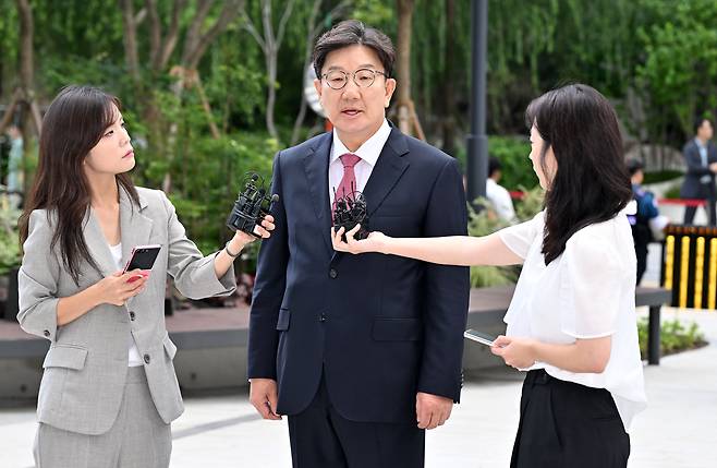 불법 정치자금 수수 의혹을 받는 권성동(가운데) 국민의힘 의원이 27일 오전 서울 종로구 민중기 특검 사무실에 조사받기 위해 출석하며 취재진의 질의에 답변하고 있다. 권 의원은 통일교 전 세계본부장 윤모 씨로부터 불법 정치자금 1억 원을 받은 혐의를 받고 있다. 임세준 기자