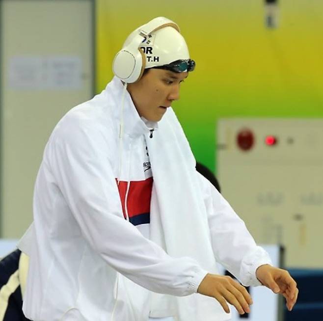 지난 2014년 9월 21일 인천 문학박태환수영장에서 열린 2014 인천 아시안게임 수영 남자 200m 예선에서 박태환이 헤드셋을 착용하고 경기장에 들어서고 있다. 연합뉴스