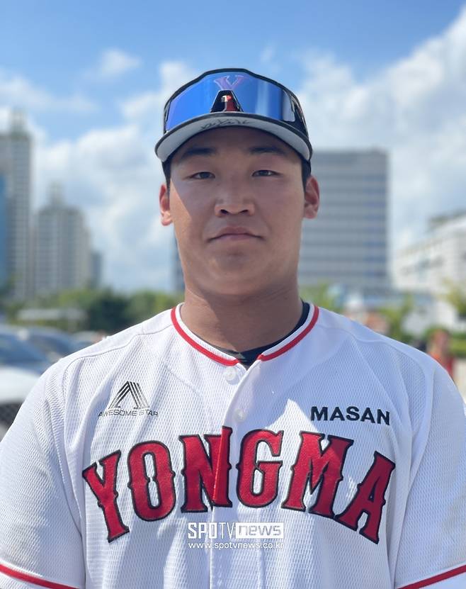 ▲ 마산용마고등학교 4번타자 김주오. 등번호 27번을 쓰는 그는 마이크 트라웃이 롤모델이었는데, 요즘은 지역 라이벌 마산고 출신인 안현민이 새로운 롤모델이라고 했다. ⓒ 신원철 기자