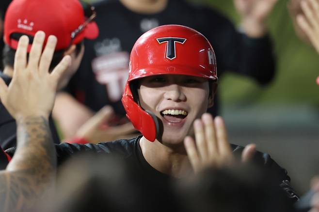 KIA 타이거즈 오선우가 29일 수원 KT전에서 6회 스리런포를 터트린 뒤 동료들과 함께 기쁨을 나누고 있다. /사진=KIA 타이거즈 제공