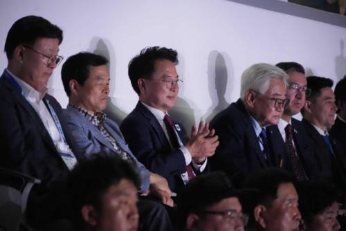 ◇육동한 춘천시장이 30일 무주 태권도원에서 열린 ‘세계태권도 그랑프리 챌린지’ 결승전을 관람하고 있다.