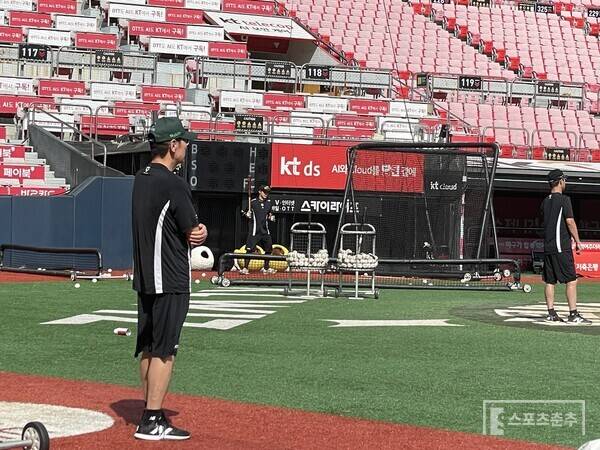 타격 훈련을 지켜보는 이강철 감독(사진=스포츠춘추 배지헌 기자)