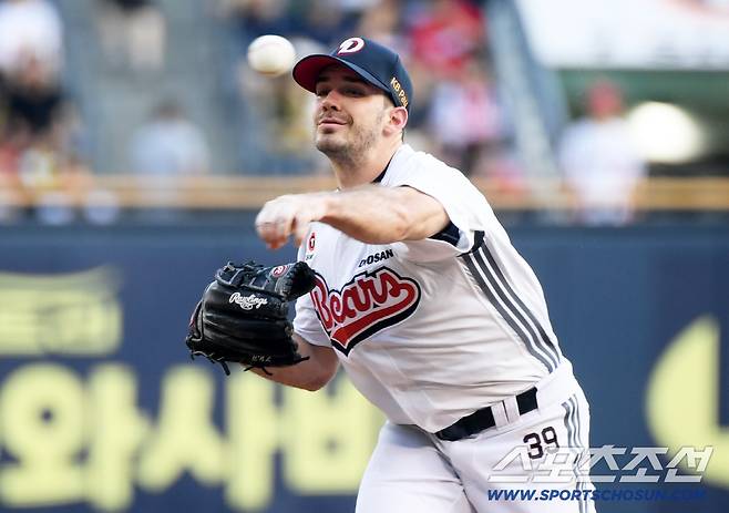 15일 잠실구장에서 열린 두산 베어스와 KIA 타이거즈의 경기. 두산 잭로그가 역투하고 있다. 잠실=박재만 기자 pjm@sportschosun.com/2025.08.15/