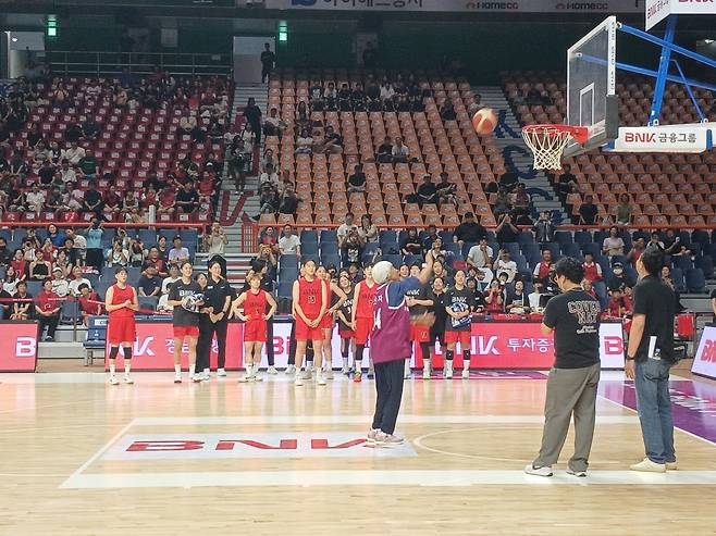 박신자가 30일 '박신자컵' 개막 시투를 하고 있다. 부산=최만식 기자