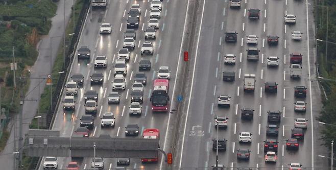 경부고속도로 신갈분기점 인근 양방향이 정체현상을 보이고 있다.ⓒ뉴시스