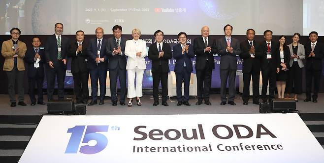 이도훈 외교부 제2차관(왼쪽 여덟 번째)과 손혁상 한국국제협력단 이사장(왼쪽 아홉 번째)이 1일 오전 서울 중구 신라호텔에서 ‘글로벌 개발 파트너십을 위한 지평 확대’를 주제로 열린 제15회 서울 ODA(공적개발원조) 국제회의에서 주요 참석자들과 기념 촬영하고 있다. 2022.9.1 (서울=뉴스1)