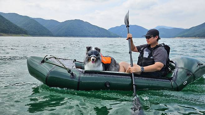 반려견 쿠모와 함께 팩래프팅을 즐기는 이훈구씨. 김종호 기자