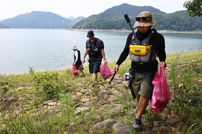 쓰레기를 줍는 동호회 회원들. 비가 그친 뒤 수위가 줄어들면 쓰레기 양이 많아진다고 했다. 김종호 기자