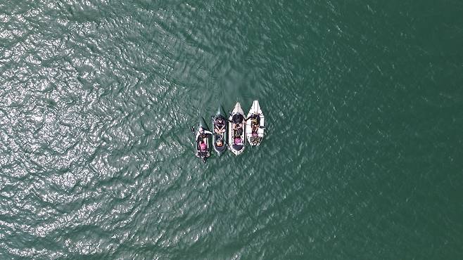 팩래프트에 올라 물결에 몸을 맡기면, 특별한 경험을 할 수 있다. 김종호 기자